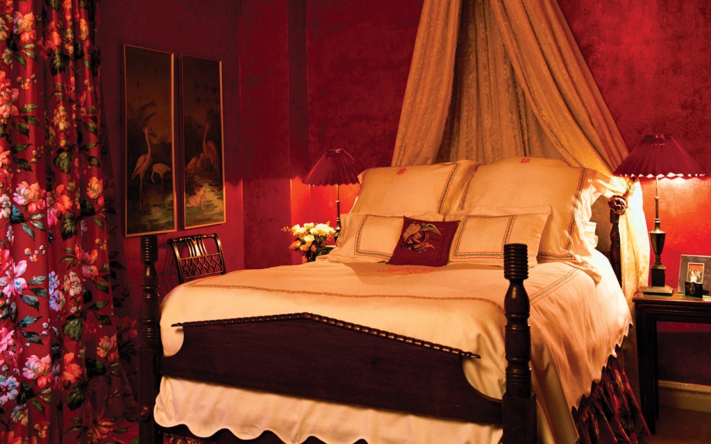 Interior_A_bedroom_in_shades_of_red_016909_.jpg